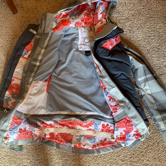 Nike Snow Boarding Jacket - Picture 3 of 5
